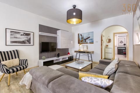 Communal lounge/ TV room, TV and multimedia, Kitchen or kitchenette, Living room, Seating area, Evening entertainment