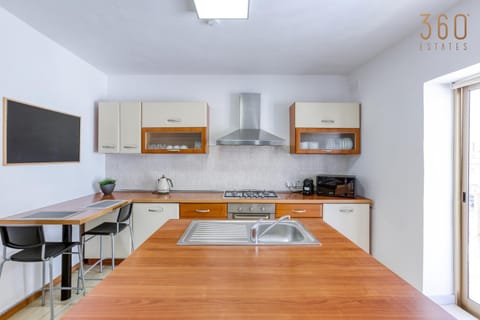Kitchen or kitchenette, Dining area, minibar, pet friendly, stove