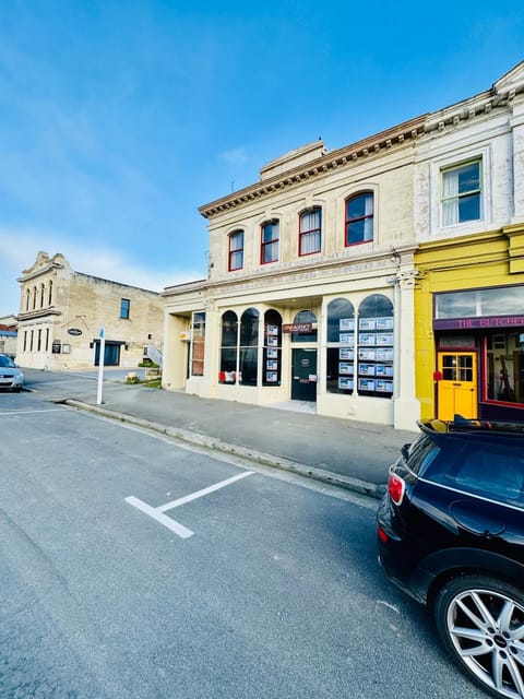 Property building, Day, Neighbourhood, Street view, Location, Parking