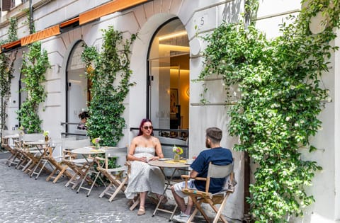 Property building, Restaurant/places to eat, Breakfast