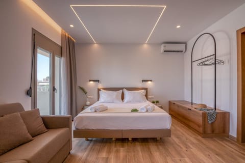 Bed, Living room, Photo of the whole room, Seating area, Bedroom, towels