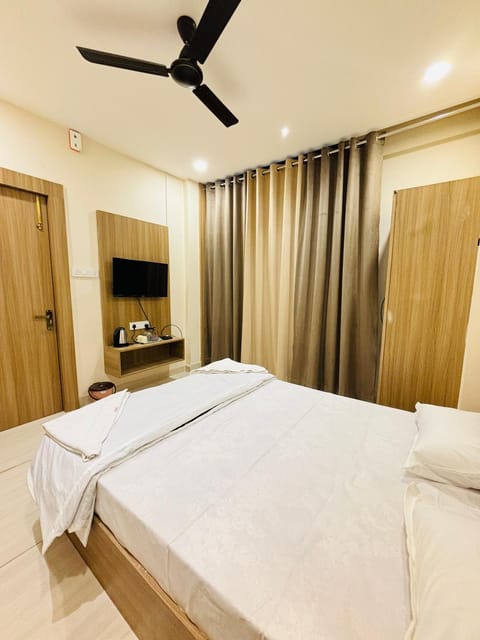 Bed, TV and multimedia, Photo of the whole room, Bedroom, wardrobe
