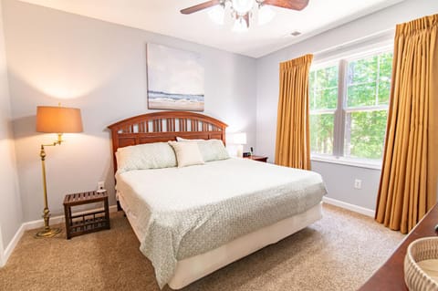 Pet Friendly Golf Paradise w Huge Pool and Hot Tub House in North Myrtle Beach