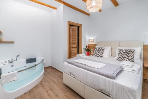 Bed, Hot Tub, Bedroom, towels