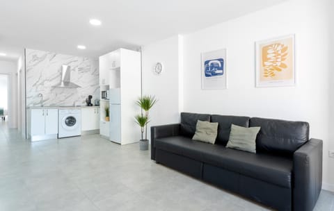 Kitchen or kitchenette, Living room, washing machine