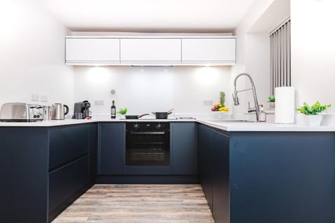 Coffee/tea facilities, Kitchen or kitchenette, oven, stove, toaster
