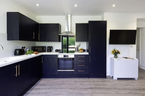 Coffee/tea facilities, Kitchen or kitchenette, dishwasher, oven, toaster