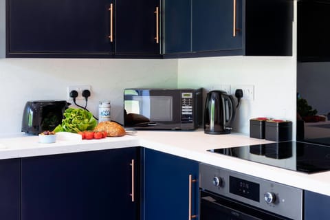 Coffee/tea facilities, Kitchen or kitchenette, oven