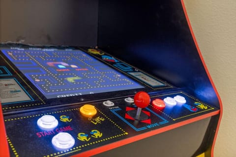 HIlltop Oasis with games, hot tub, Fire-pit, Deck, Views House in Oakhurst