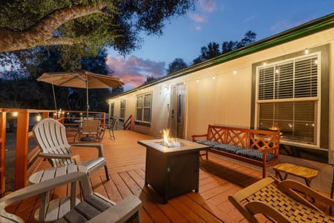 HIlltop Oasis with games, hot tub, Fire-pit, Deck, Views House in Oakhurst