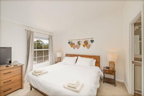 HIlltop Oasis with games, hot tub, Fire-pit, Deck, Views House in Oakhurst