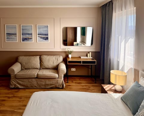 Bed, Photo of the whole room, Seating area, Bedroom