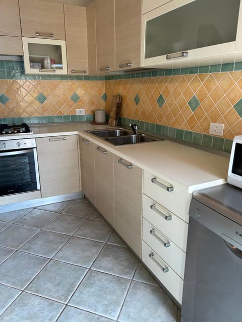 Kitchen or kitchenette, dishwasher