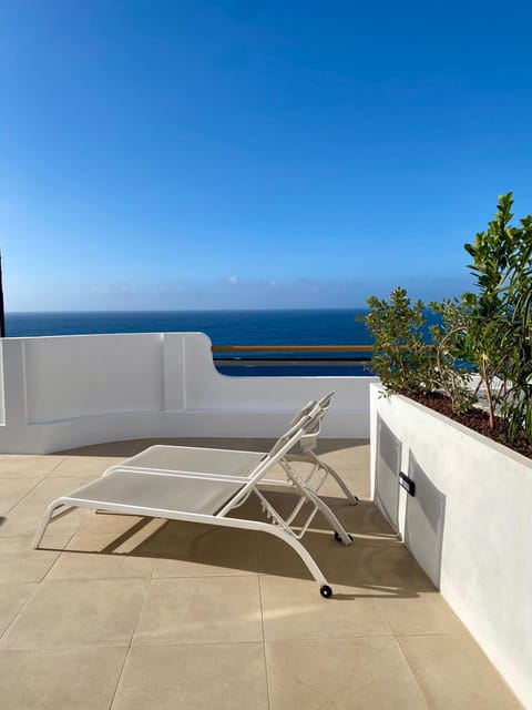 View (from property/room), Balcony/Terrace, Sea view, sunbed