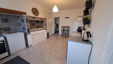 Coffee/tea facilities, Kitchen or kitchenette, dishwasher, oven, stove, toaster