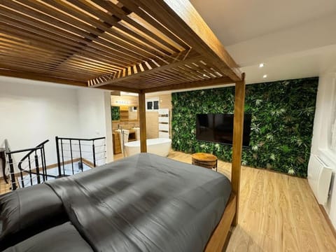 Bed, TV and multimedia, Photo of the whole room, Bedroom