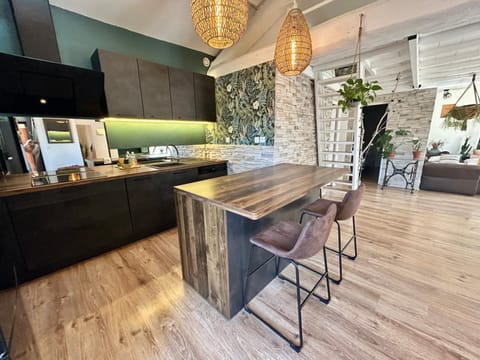 Kitchen or kitchenette, Dining area