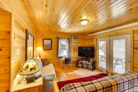 Deadwood Wolf Cabin with Fire Pit and Grill Cabin in North Lawrence