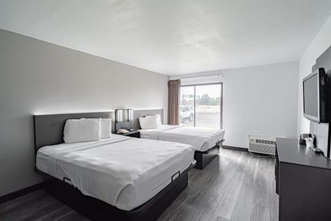 Bed, TV and multimedia, Bedroom