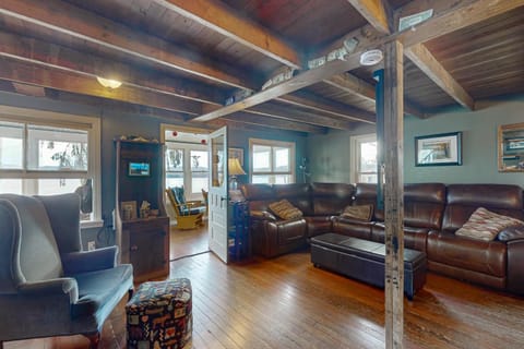 Lakefront Living House in Castleton