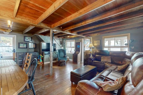 Lakefront Living House in Castleton