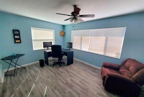 The Sea Scallop Minutes to Madeira Beach House in Bay Pines