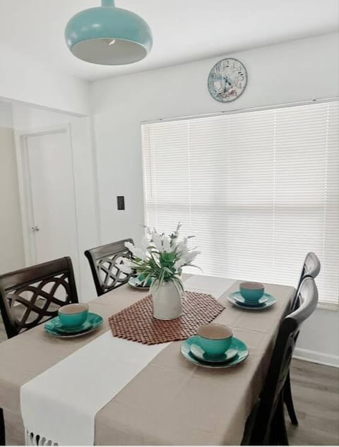 The Sea Scallop Minutes to Madeira Beach House in Bay Pines