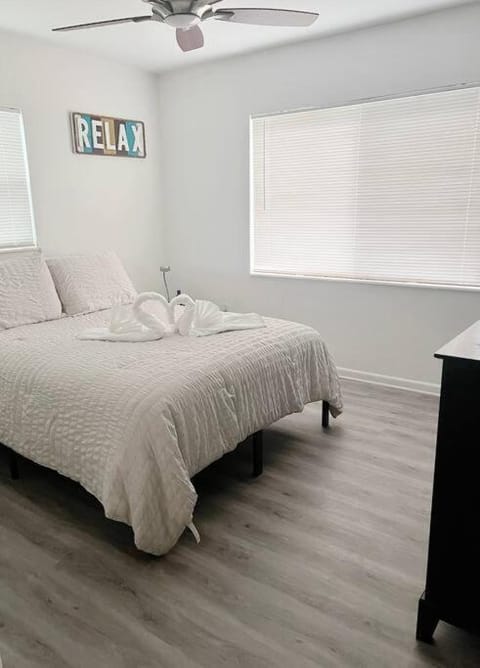 The Sea Scallop Minutes to Madeira Beach House in Bay Pines