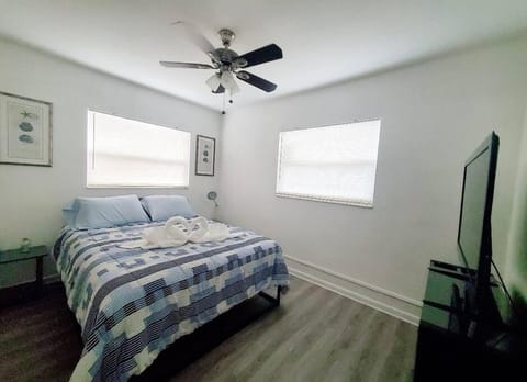 The Sea Scallop Minutes to Madeira Beach House in Bay Pines