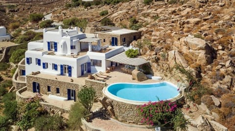 Property building, Natural landscape, Bird's eye view, BBQ facilities, Balcony/Terrace, Balcony/Terrace, Swimming pool, sunbed