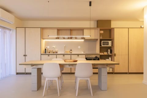 Coffee/tea facilities, Kitchen or kitchenette, Dining area, oven, stove, toaster