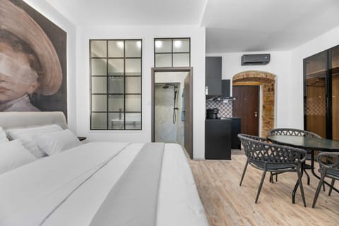 Bed, Dining area, kitchen