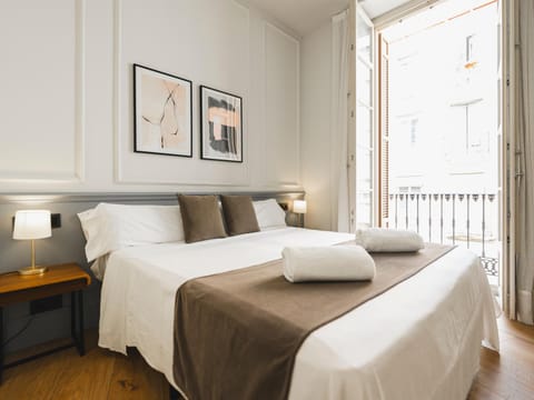 Bed, Balcony/Terrace, Bedroom, City view, Street view