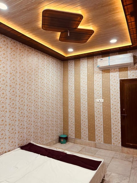 Bed, Photo of the whole room, Bedroom, wardrobe, air conditioner