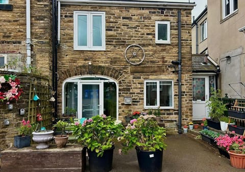 Property building, Facade/entrance, Garden, Balcony/Terrace
