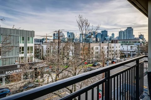 Free Parking - City Views - Near Attractions House in South Lake Union