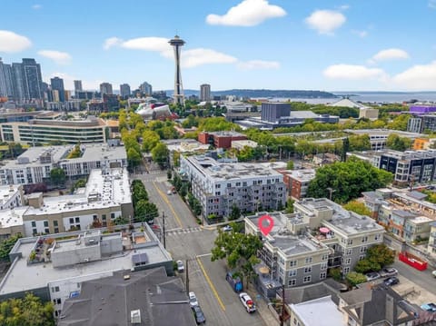Free Parking - City Views - Near Attractions House in South Lake Union