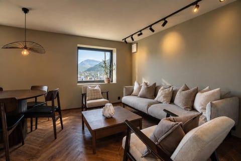Living room, Seating area, Dining area, Mountain view