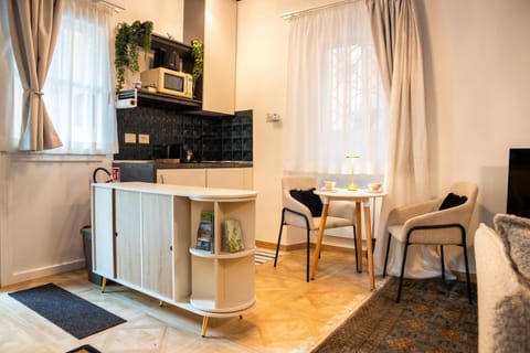 Kitchen or kitchenette, Dining area