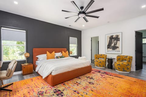 Bed, Photo of the whole room, Seating area, Bedroom