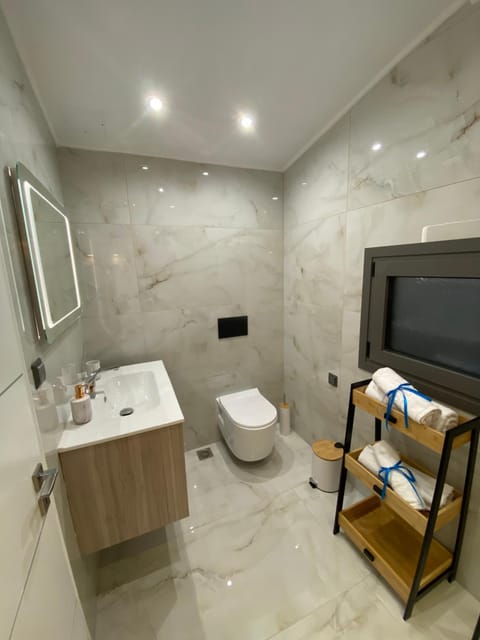 Toilet, Bathroom, towels