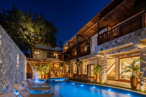 Property building, Night, Pool view, Swimming pool, Swimming pool, sunbed