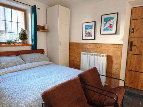 Bed, Seating area, Bedroom