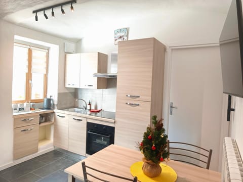 TV and multimedia, Coffee/tea facilities, Kitchen or kitchenette, Dining area, oven, stove