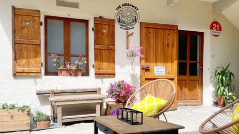 Property building, Patio, Day, Balcony/Terrace, Seating area