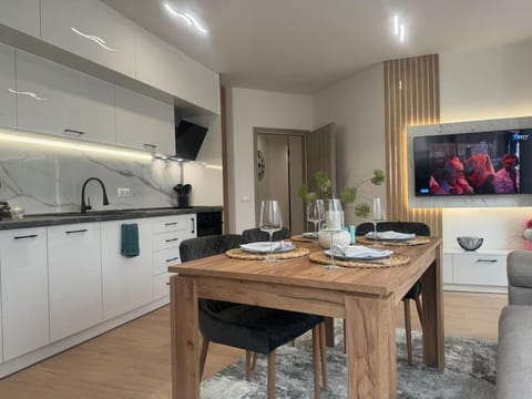 TV and multimedia, Kitchen or kitchenette, Dining area, oven, stove
