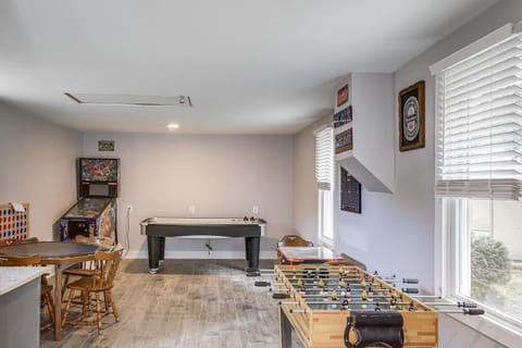 3 Mi to Cedar Point Sunny Sandusky Home with Yard House in Sandusky