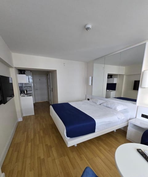 Bed, TV and multimedia, Bedroom