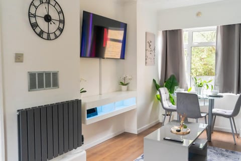 TV and multimedia, Living room, Seating area, Dining area