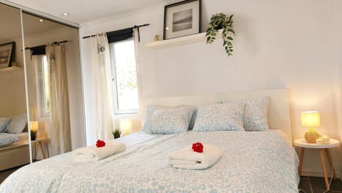 Bed, Bedroom, flat iron, towels